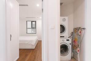 Departamento de lujo, vista a la ciudad | 3 habitaciones, escritorio y espacio para trabajar con laptop 