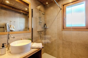 Douche, sèche-cheveux, serviettes fournies