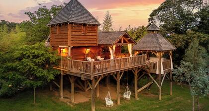 Cabane Tobago: Beautiful, luxurious tree house with private Jacuzzi.