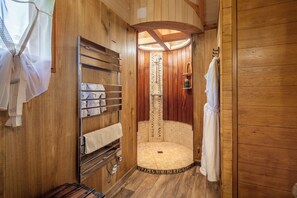 Hair dryer, towels, soap, toilet paper - Cabane Tobago: Luxurious tree house with private Jacuzzi (Carsac-Aillac)