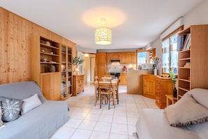 TV - Slow Chalet Thônes: lake & mountain, 15 min to ski – lift, balcony, parking (Thônes)