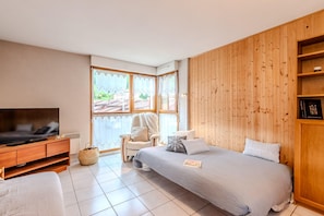1 bedroom, iron/ironing board, travel cot, WiFi - Slow Chalet Thônes: lake & mountain, 15 min to ski – lift, balcony, parking (Thônes)