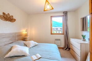 1 bedroom, iron/ironing board, travel cot, WiFi