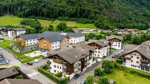 Un quartier résidentiel avec des maisons modernes, un parking et un paysage verdoyant.
