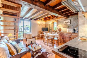 Televisión, reproductor de DVD y libros