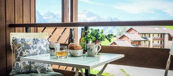 Slow Chalet Etale Ski in-out Duplex, Mountain View  Balcony, & Free parking