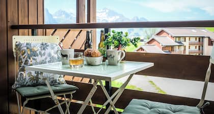 Slow Chalet Etale Ski in-out Duplex, Mountain View Balcony, & Free parking