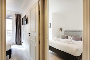 Family Apartment, Balcony (5) | Blackout drapes, iron/ironing board, free WiFi