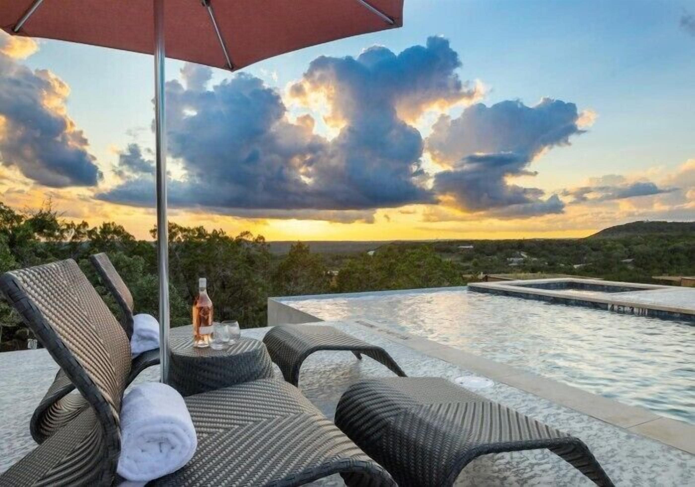 Piscina externa, guarda-sóis, espreguiçadeiras