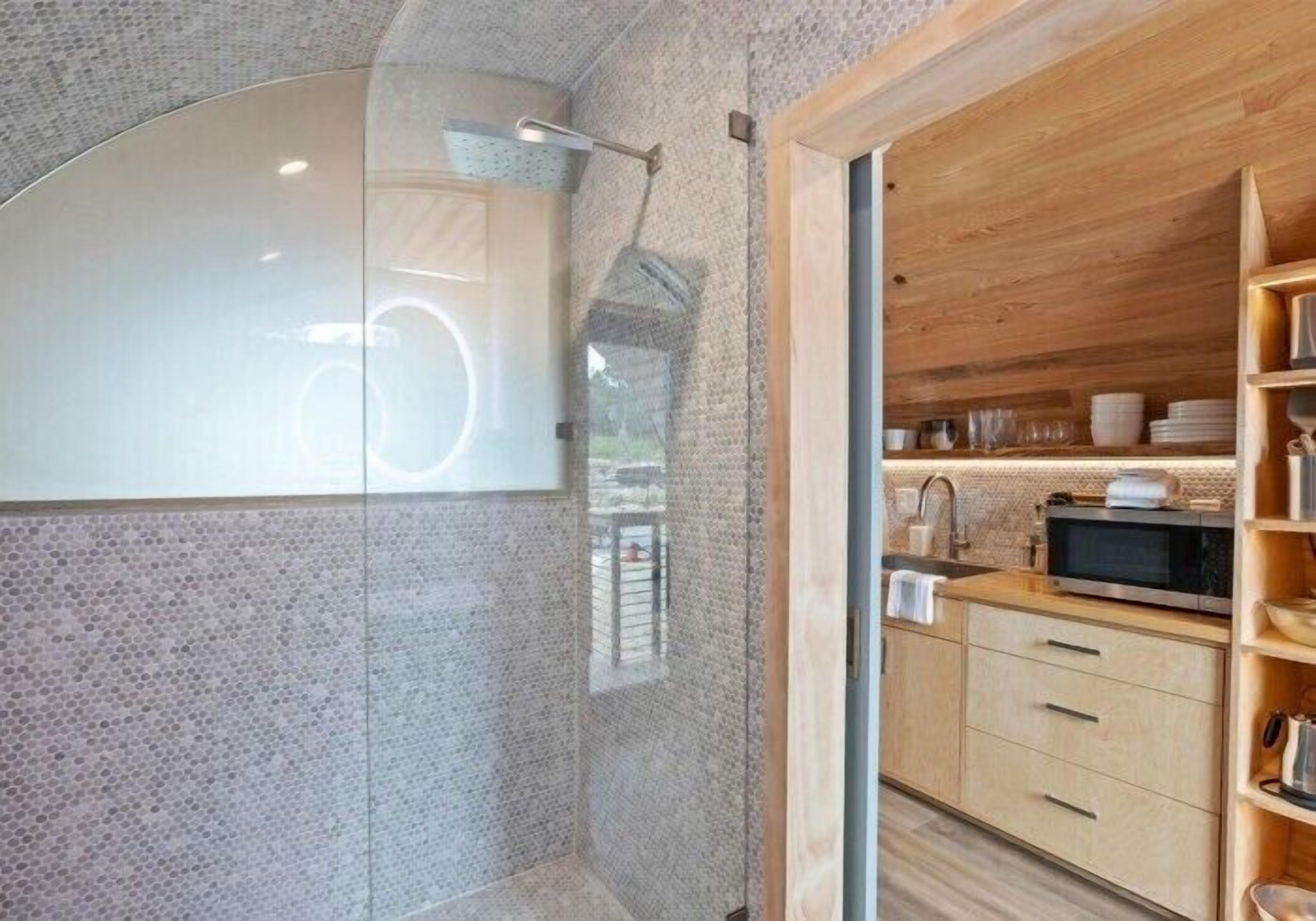 Une cuisine moderne avec des meubles en bois, un four à micro-ondes et un évier.