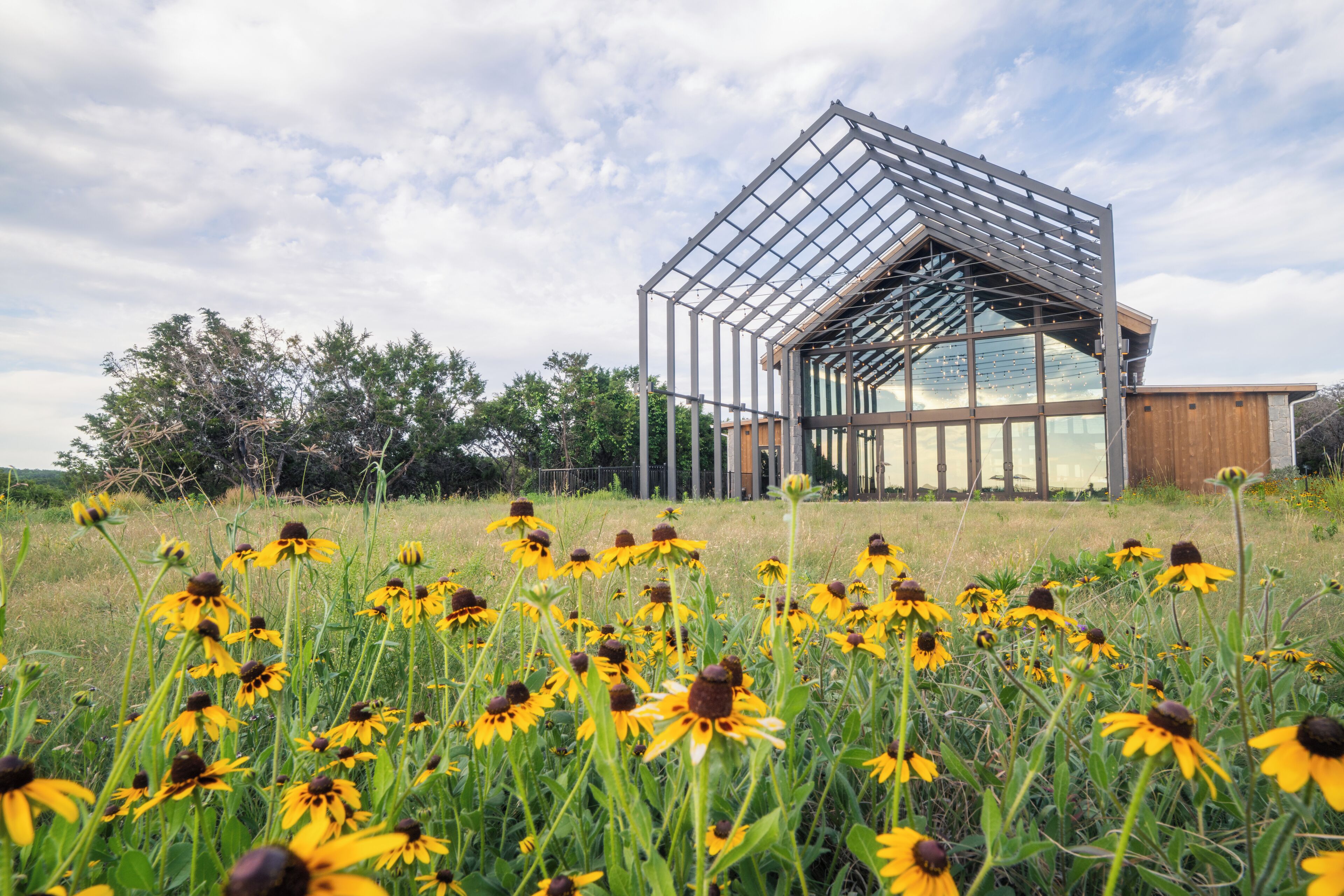 Un bâtiment moderne doté d’une façade en verre et d’une structure métallique.