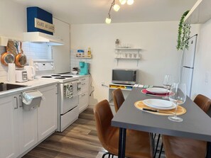 Full-sized fridge, microwave, oven, stovetop - Sunrise BnB with Free Parking (Toronto)