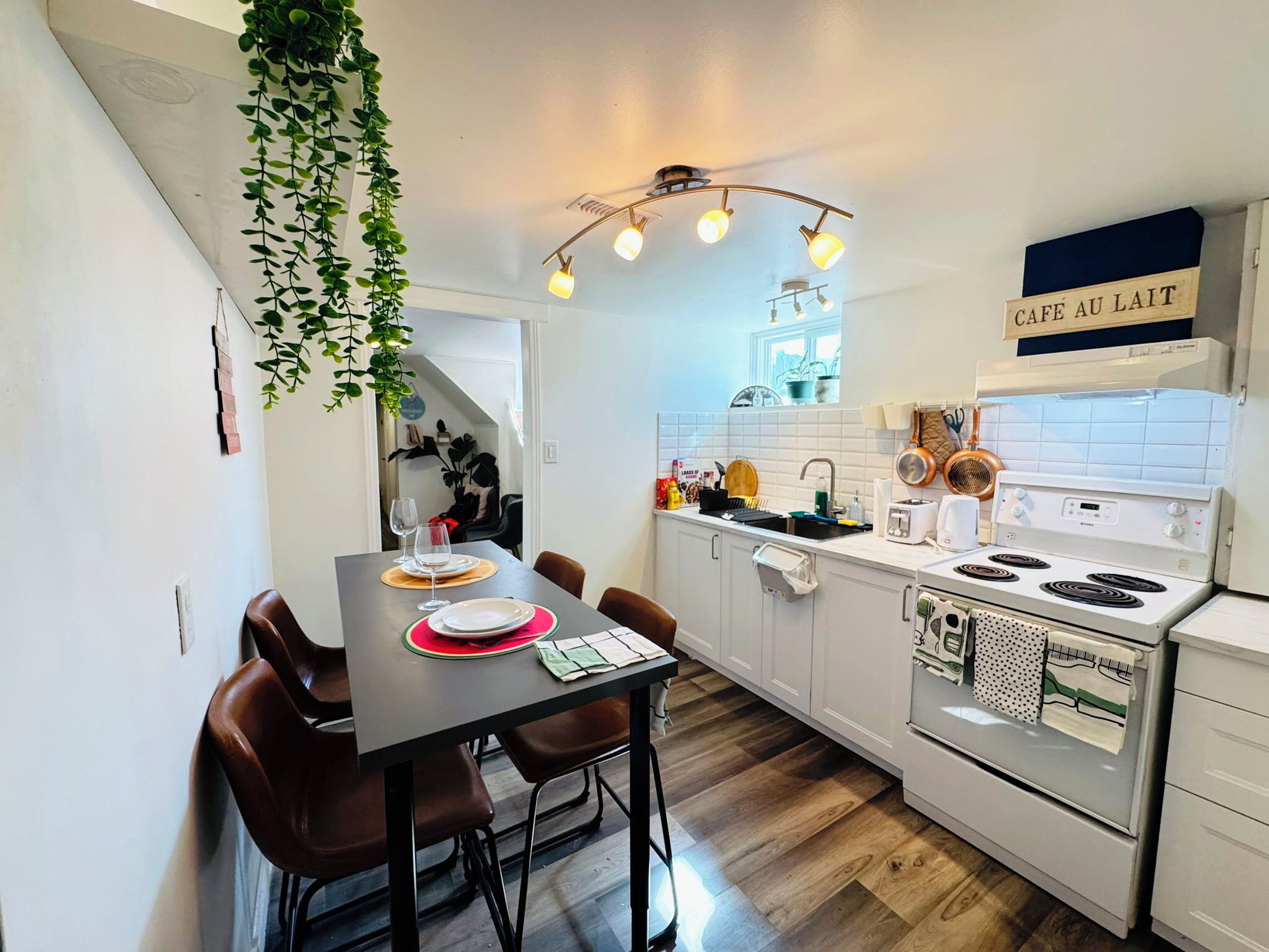 ثلاجة/مجمد بحجم كبير، ميكروويف، فرن، موقد طهي مسطح