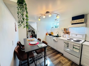 Täysikokoinen jääkaappi, mikroaaltouuni, uuni, liesi