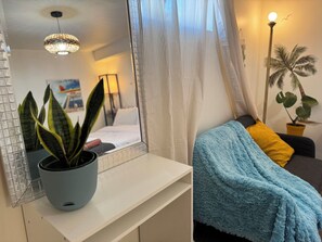 Economy-Doppelzimmer, Küche, Blick auf den Innenhof