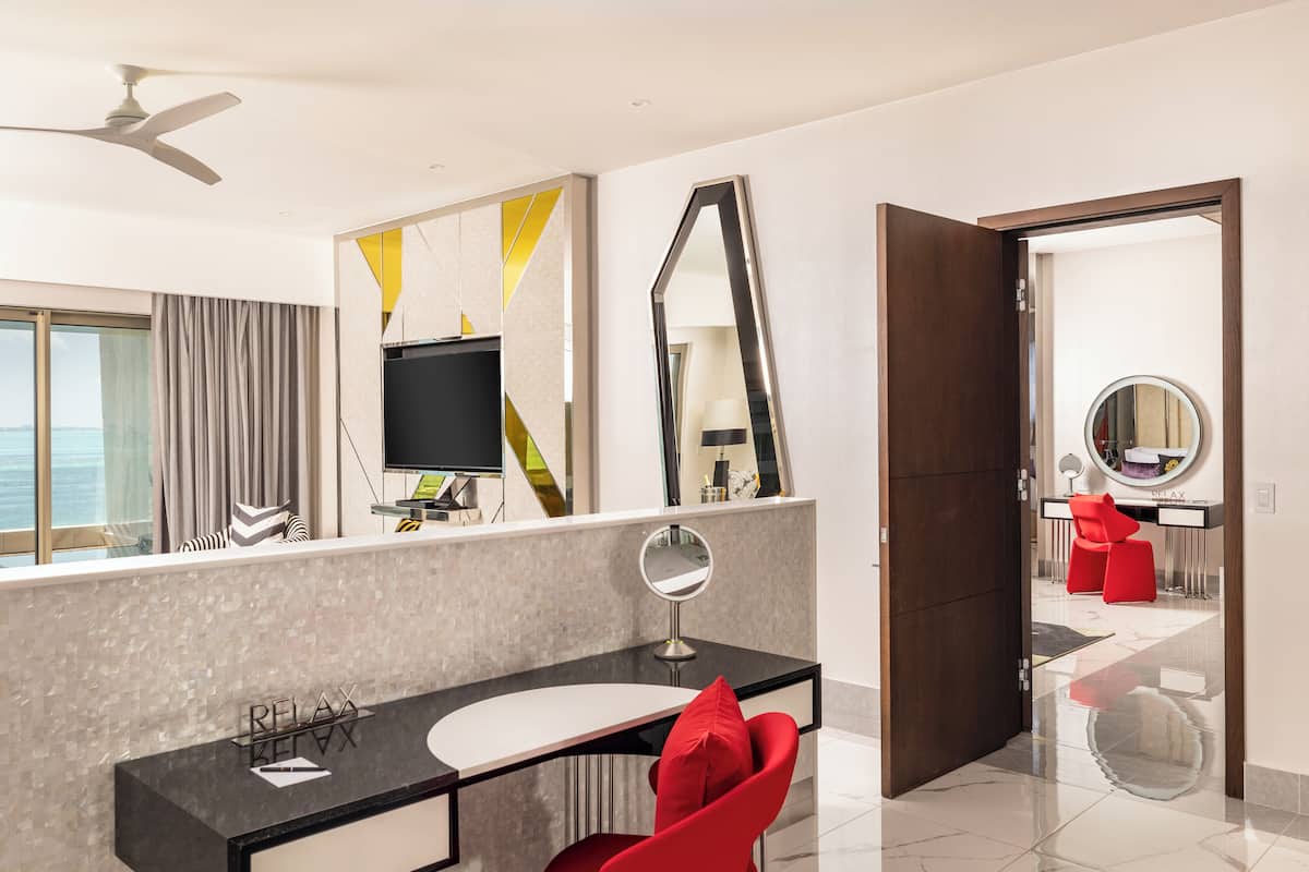 Ropa de cama de alta calidad, edredones de plumas, minibar y caja fuerte