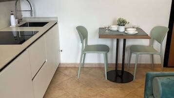 Een koelkast, een magnetron, een kookplaat