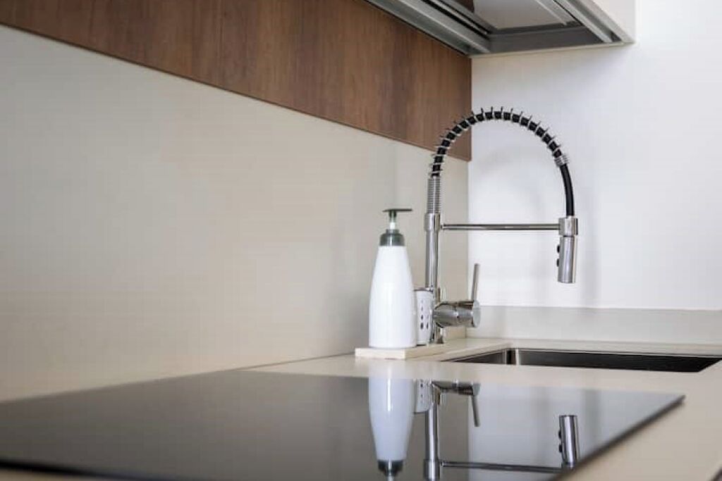 Kjøleskap, mikrobølgeovn, kokeplater og kaffetrakter/tekoker