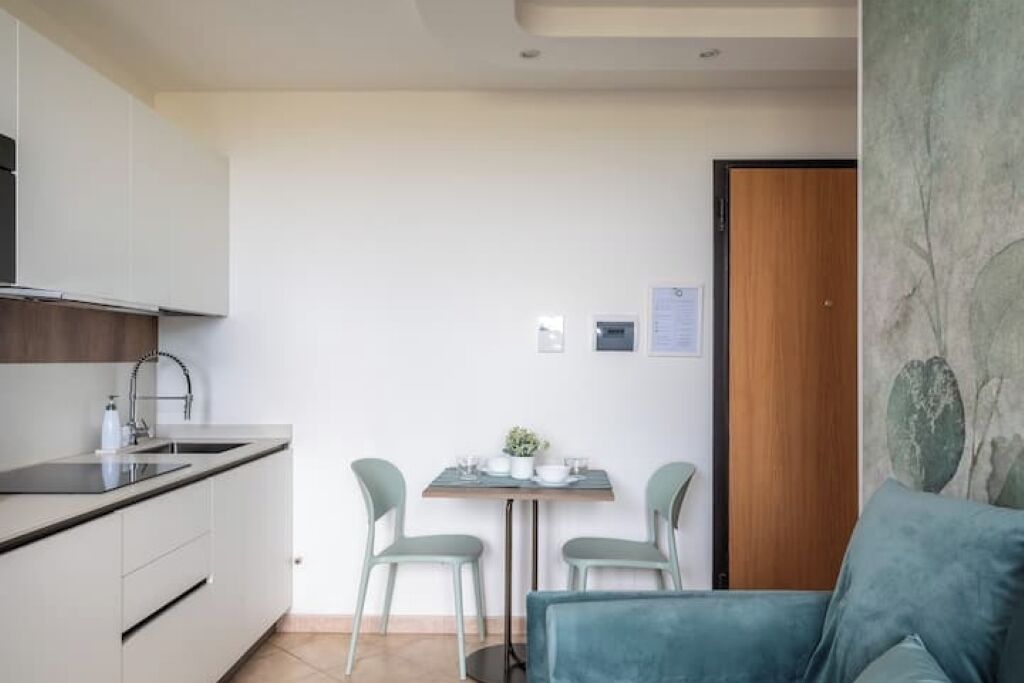 Réfrigérateur, micro-ondes, plaque de cuisson, cafetière/bouilloire