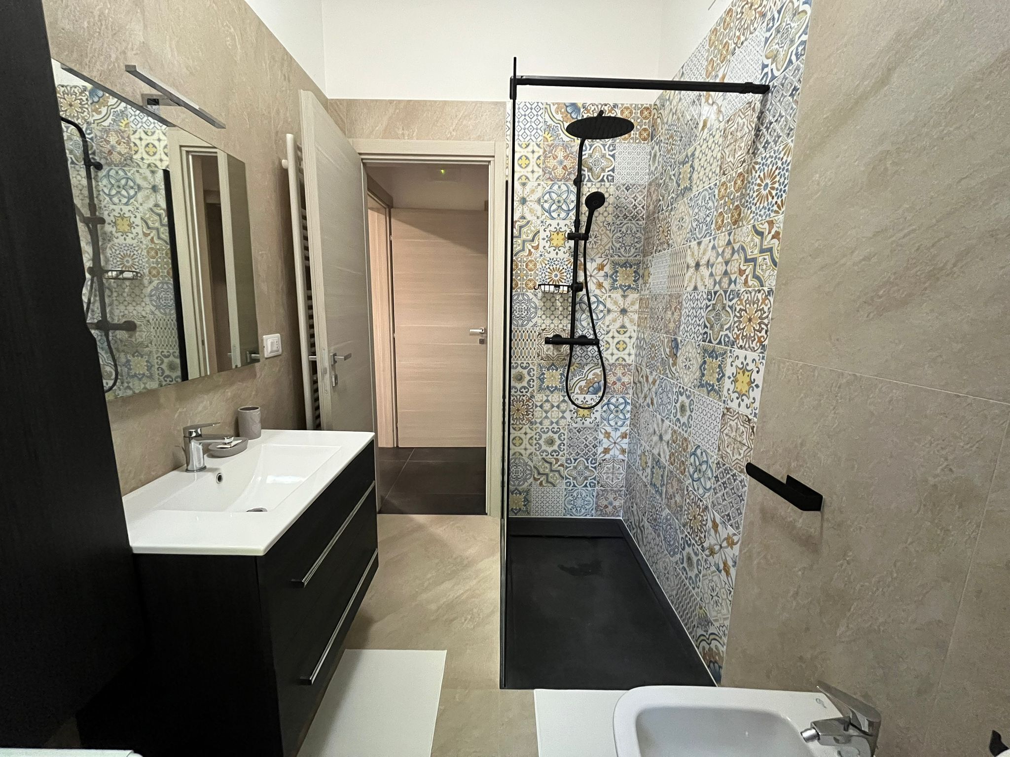 Ducha, artículos de higiene personal ecológicos, secador de pelo y bidé