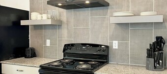 Serene bungalow: Modern Comfort near the Hospital, Power Plants and Campus