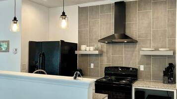 Geladeira, micro-ondas, fogão, cooktop