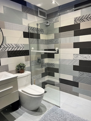 Dusche, Haartrockner, Handtücher, Seife