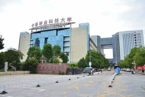 Un edificio grande con un cartel que dice 'Nanjing University of Science and Technology'.