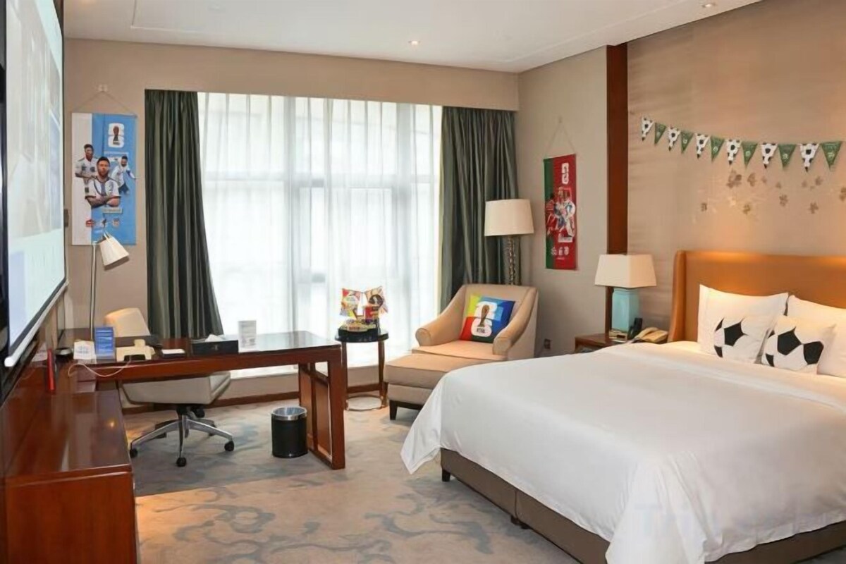 Donsdekens, een minibar, een bureau, verduisterende gordijnen