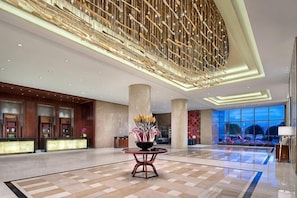A spacious lobby with a reception desk, large columns, and a decorative ceiling. - Changsha XianDai Huatian Hotel (Desiqin Guihuaping Metro Station Branch) (Changsha)