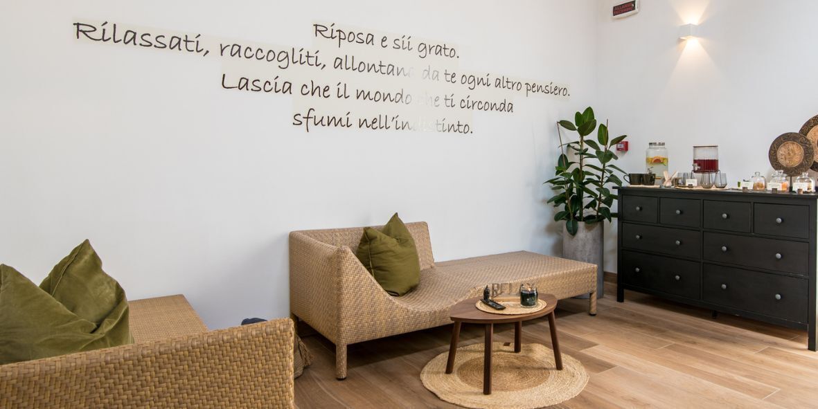 Una sala de estar acogedora con un sofá, una mesita de centro y un aparador.