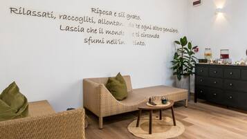 Una sala de estar acogedora con un sofá, una mesita de centro y un aparador.