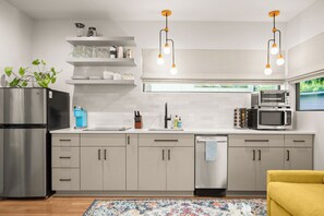 Private kitchen - Cozy studio, Pet Friendly, Outdoor Oasis near Zilker  (Austin)