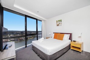 2 bedrooms, desk, iron/ironing board, WiFi