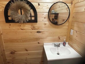 Dusch, hårtork, handdukar och tvål