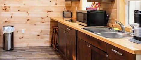 Microondas, parrilla de estufa, cafetera y tetera y tostadora