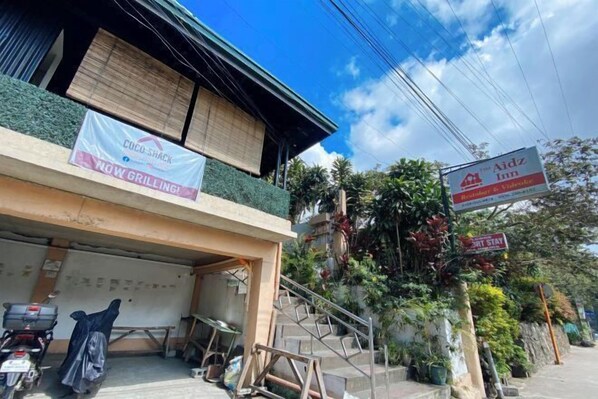A building with a sign for 'Coco Shack' and 'The Aidz Inn'. - RedDoorz Hostel @ Tita Aidz Inn Baguio (Baguio)