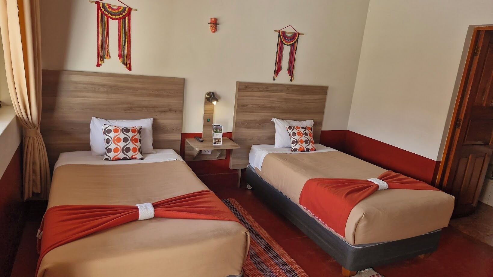 Cubrecamas, colchones Select Comfort y tabla de planchar con plancha 