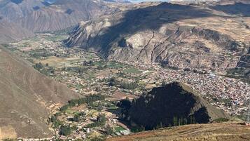 Un paisaje montañoso con un valle y una ciudad.