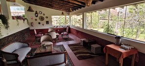 Chambre Confort, patio, vue montagne | Coin séjour