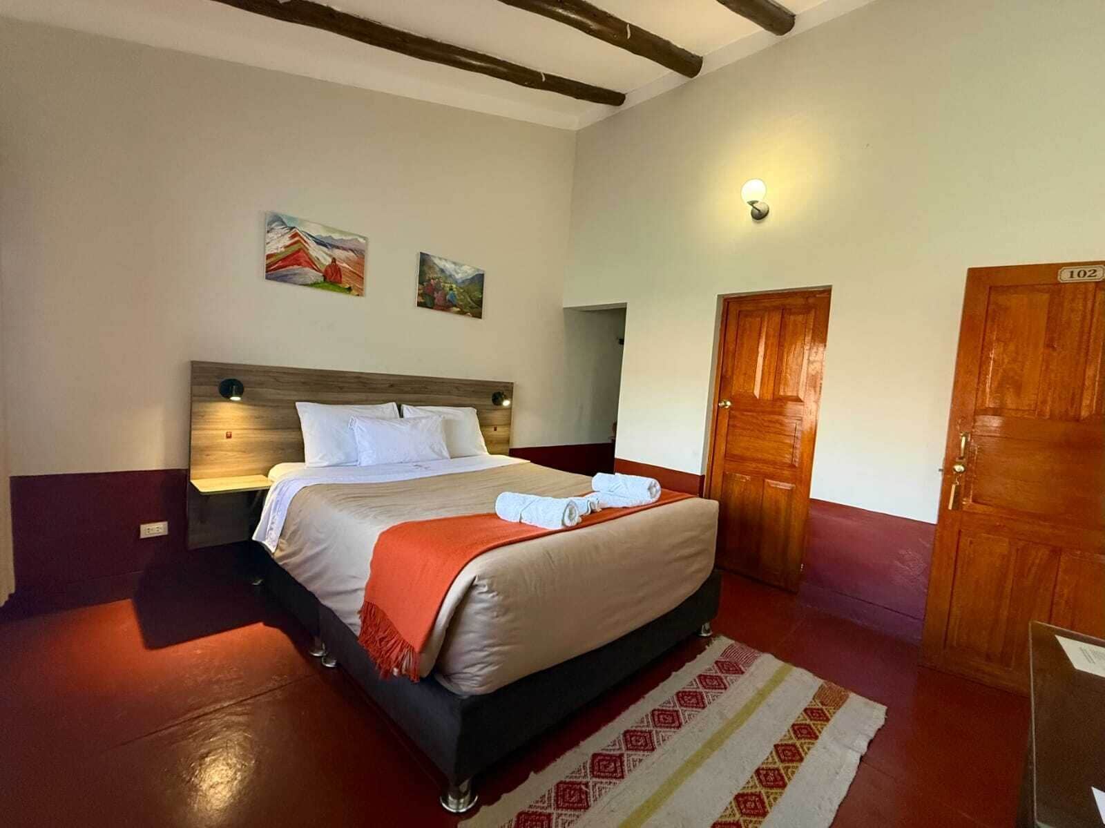 Cubrecamas, colchones Select Comfort y tabla de planchar con plancha 