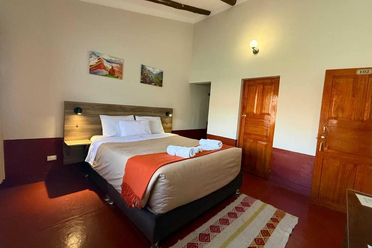 Cubrecamas, colchones Select Comfort y tabla de planchar con plancha