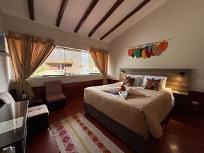 Deluxe Oda, Bahçe Manzaralı | Kuştüyü yorgan, Select Comfort yatak, ütü/ütü masası 
