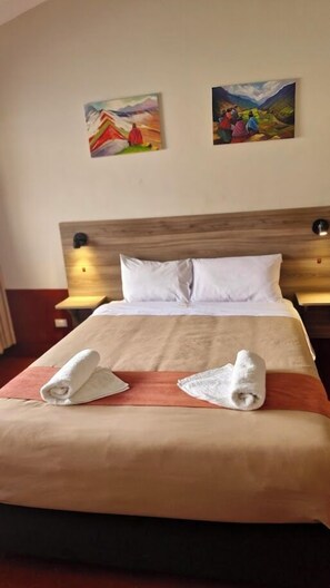 Comfort Room, Patio, Mountain View | Down duvets, Select Comfort beds, iron/ironing board, free WiFi - Chaska Valle Green (Urubamba)