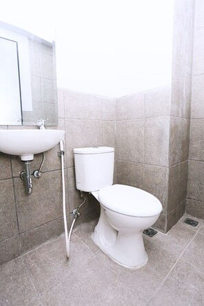 Studio de base, vue sur la ville | Salle de bain | Douche, articles de toilette (gratuits), serviettes fournies, savon