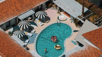 2 piscinas externas, barracas de cortesia, guarda-sóis