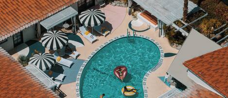 2 piscines extérieures, cabanons gratuits, parasols de plage