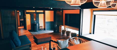 Casa, vista al jardín | Área de sala de estar