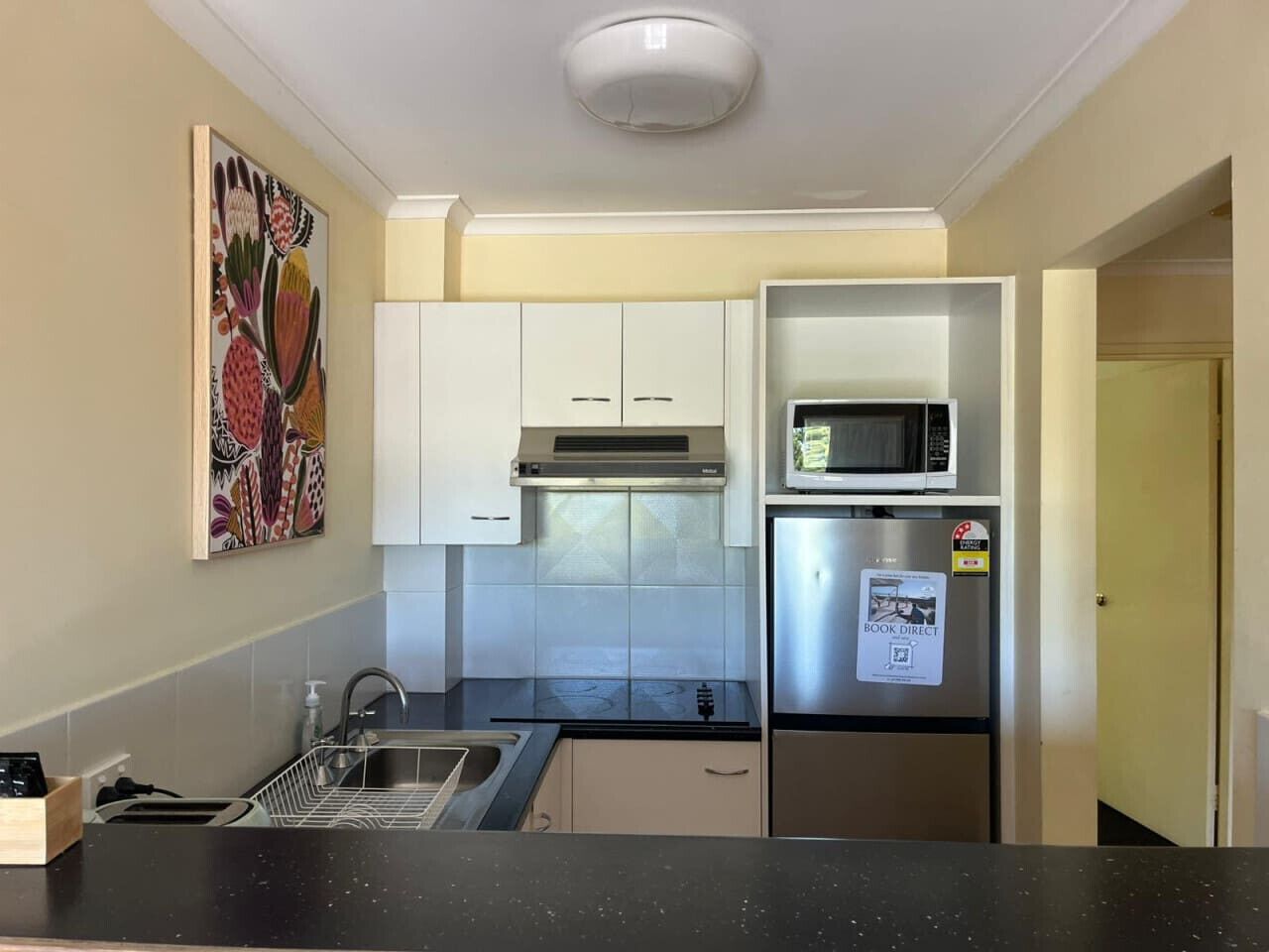 Réfrigérateur, micro-ondes, plaque de cuisson, grille-pain