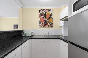 Kjøleskap, mikrobølgeovn, kokeplater og brødrister